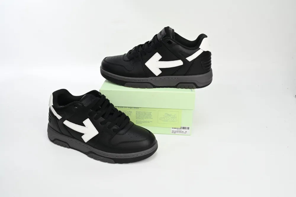 Off White Out Of Black Skin And White Tail