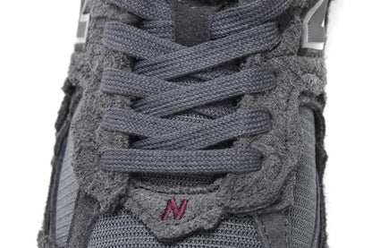NEW BALANCE 2002R