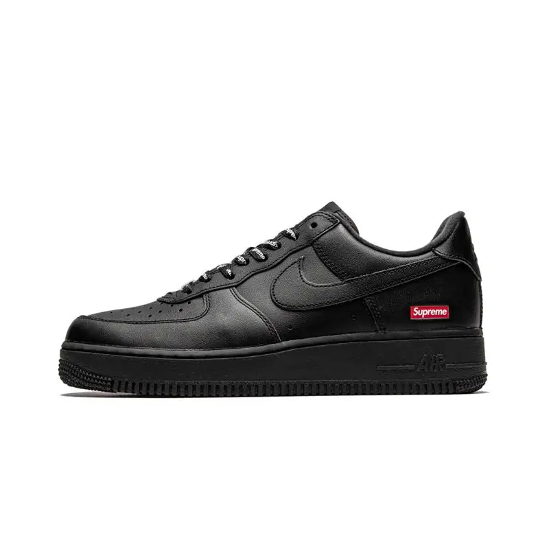 NIKE AIR FORCE 1 LOW
SUPREME BLACK
